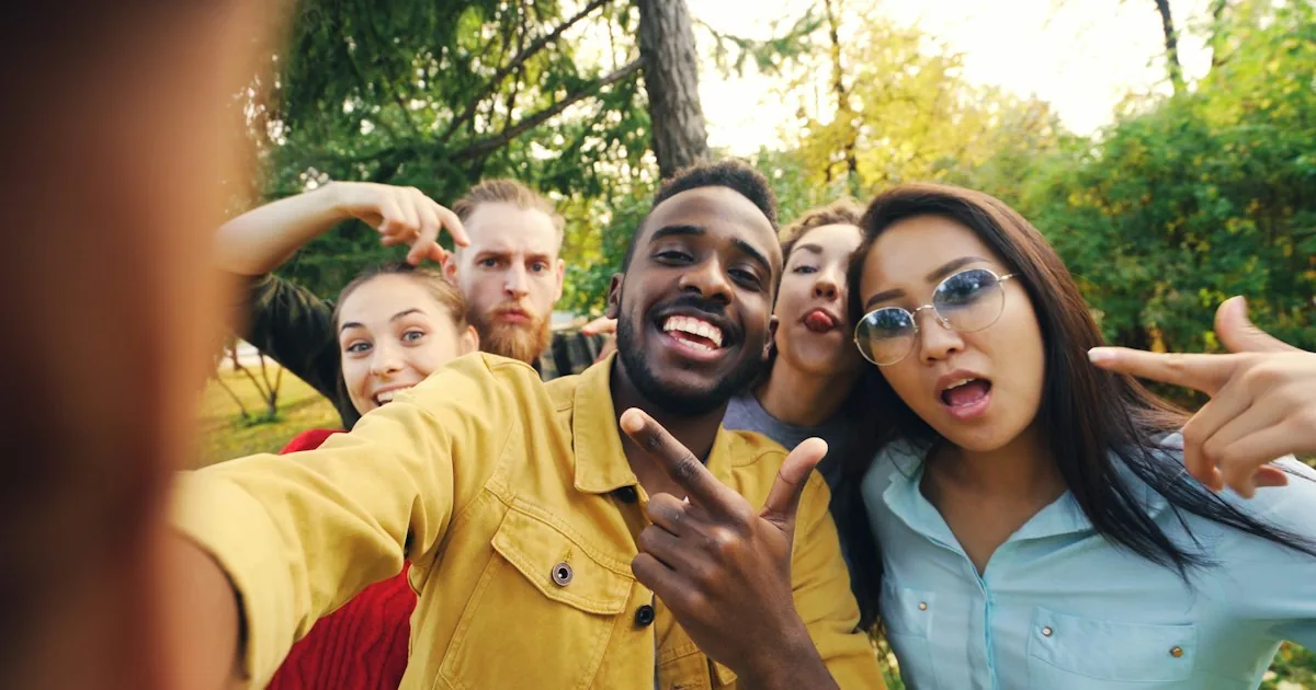 Grupo de amigos haciéndose un selfie al aire libre