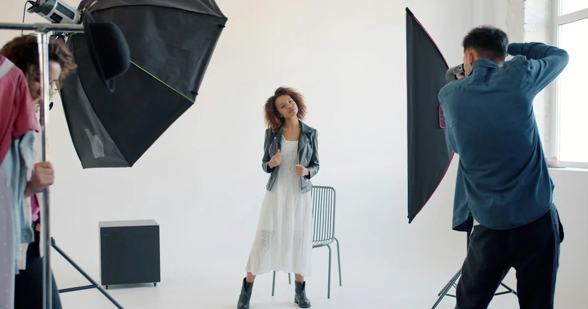 Sesión de fotos profesional con una modelo y un fotógrafo en un estudio