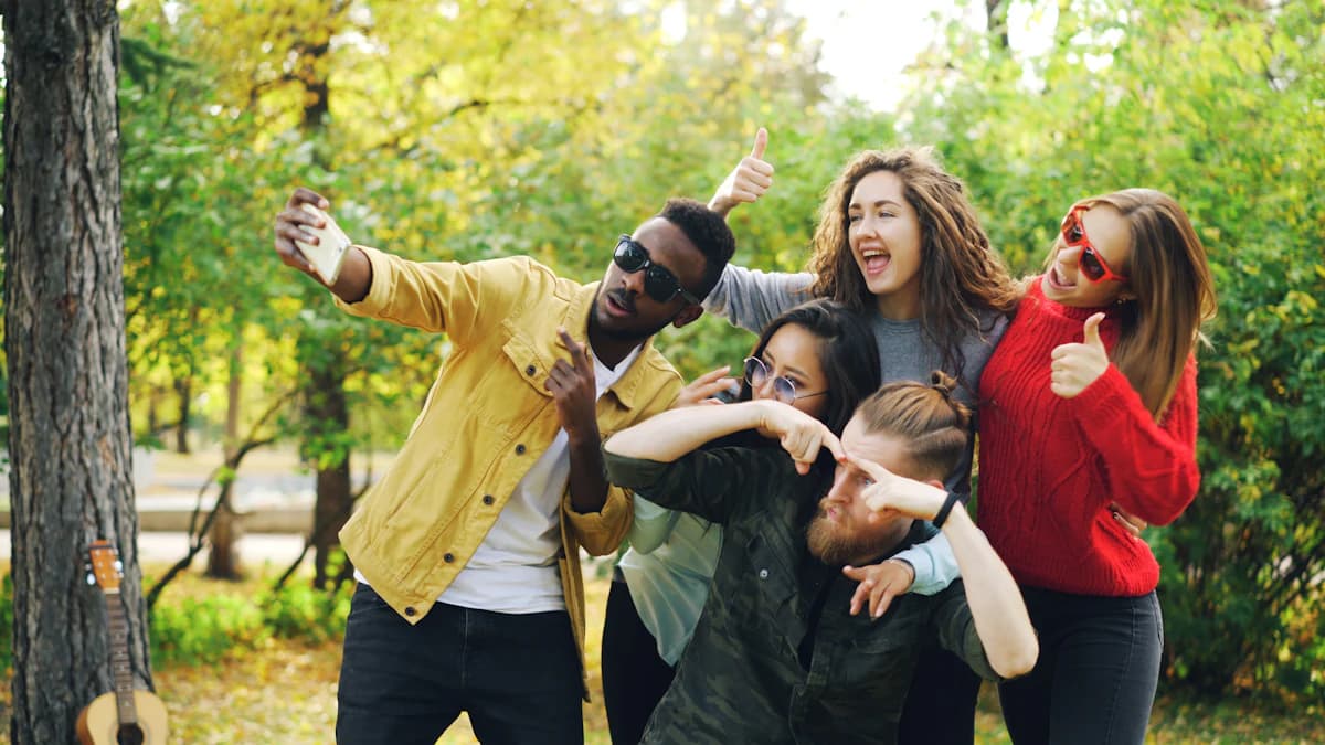 Grupo de amigos haciéndose un selfie en un parque