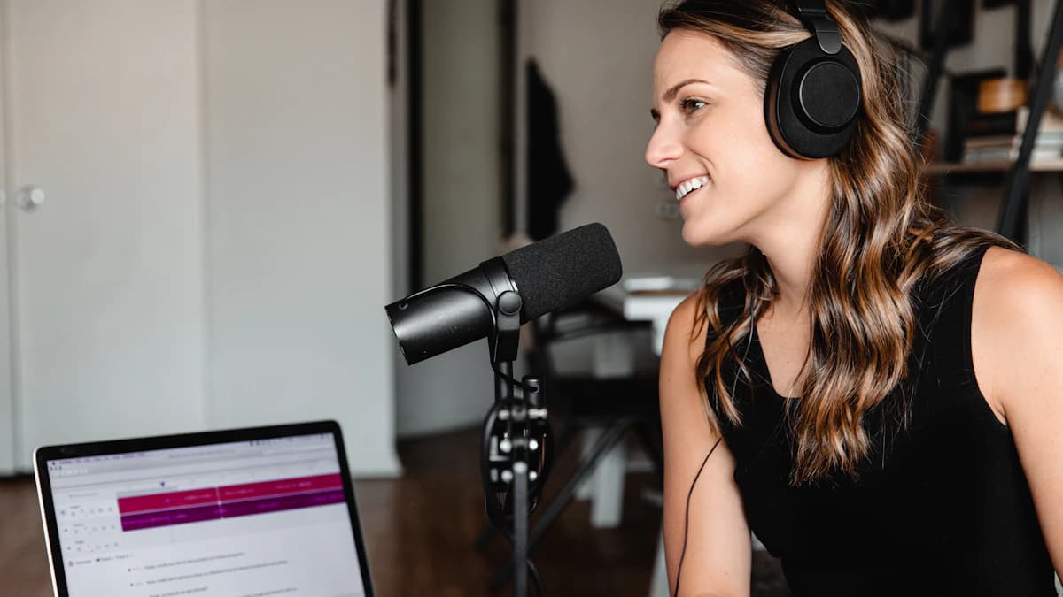 Chica con auriculares hablando delante de un micrófono