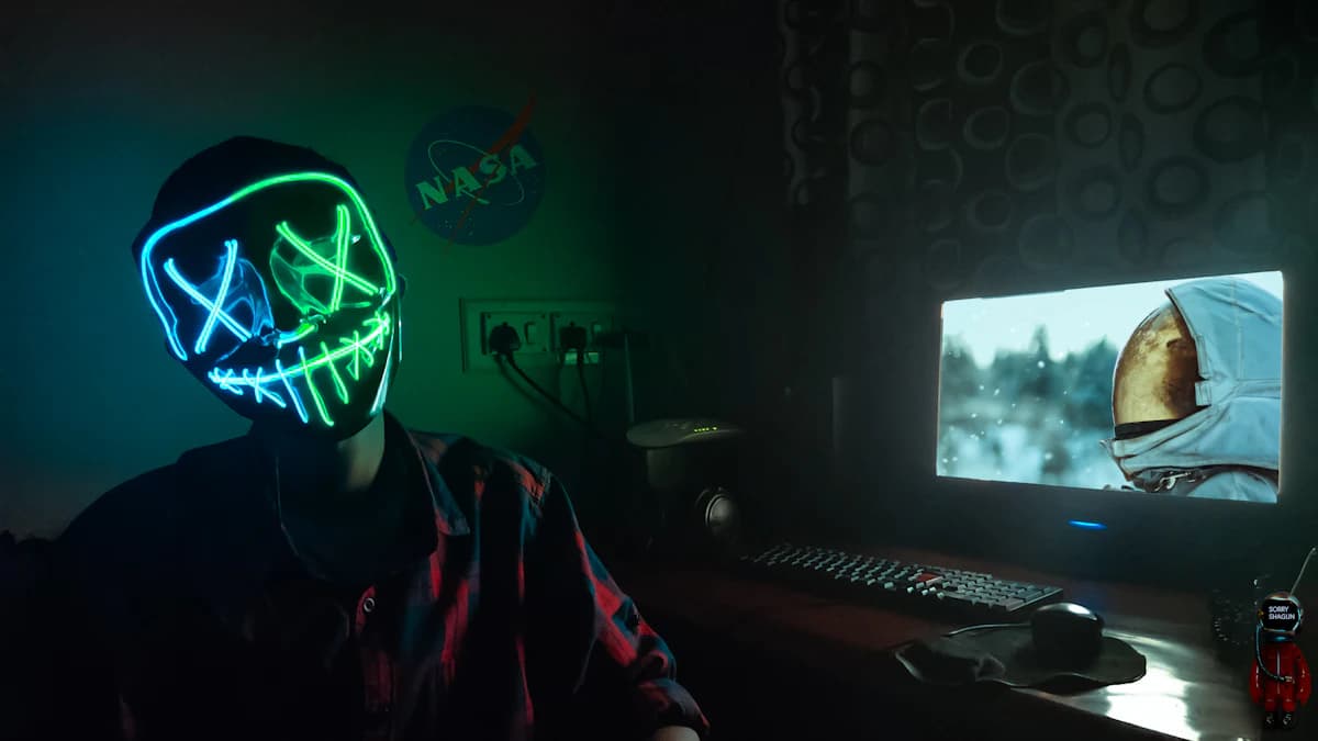 Streamer con una máscara LED delante de su ordenador